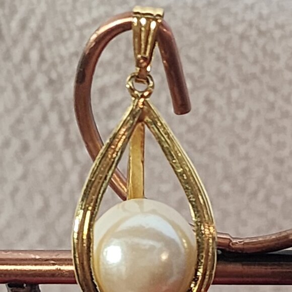 Avon Vintage Large Cream Floating Faux Pearl Inside a Gold Tone Cage Pendant - Picture 3 of 16